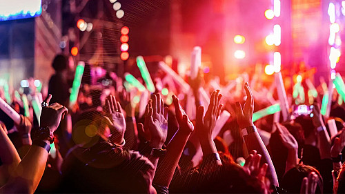 🎤 Merken scoren online tijdens festivalzomer: +35% zichtbaarheid door slimme activaties