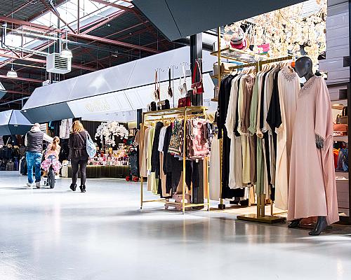 Hal 26 winkelend publiek - 20250406 -1