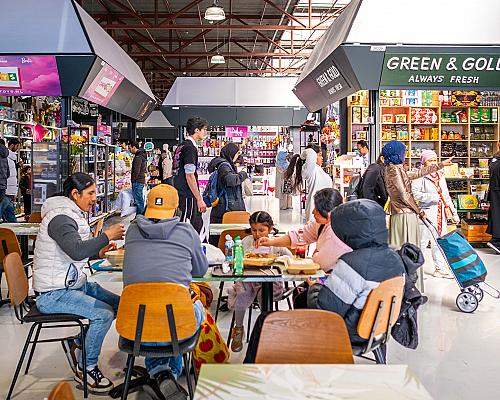 Hal 26 winkelend publiek - 20250406 -4