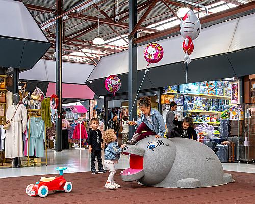 Hal 26 winkelend publiek - 20250601 -5