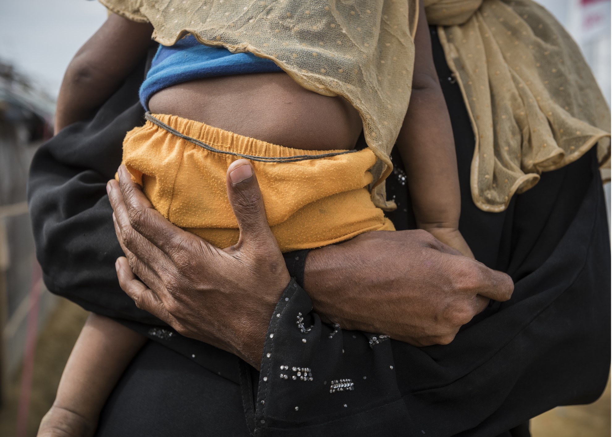 Gezinnen met jonge kinderen op straat door nieuwe opvangregels