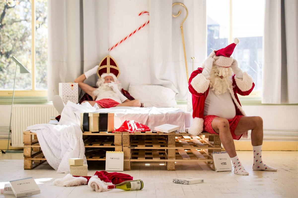 Sinterklaas en Kerstman delen bed