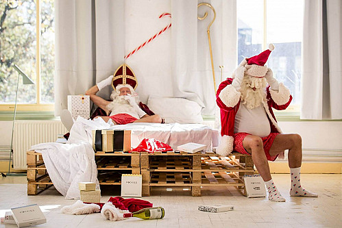 Sinterklaas en Kerstman delen bed