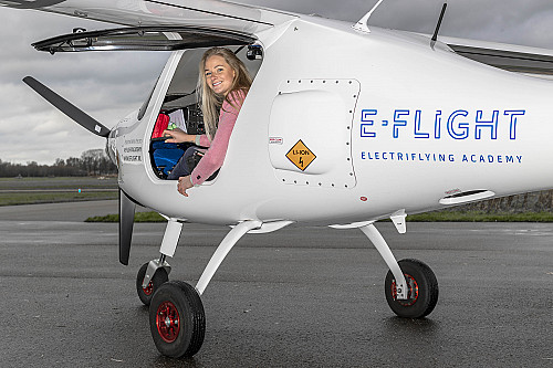 E-Flight Academy leidt eerste Nederlandse vrouw tot E-piloot op