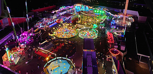 Megakermis op P5 van op De Bazaar