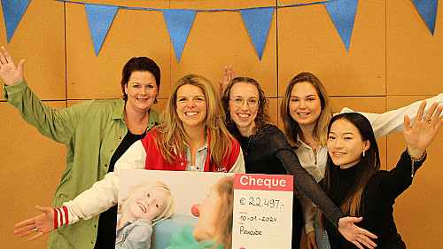 Pinkcube overhandigt cheque t.w.v. ruim €22.000 aan CliniClowns