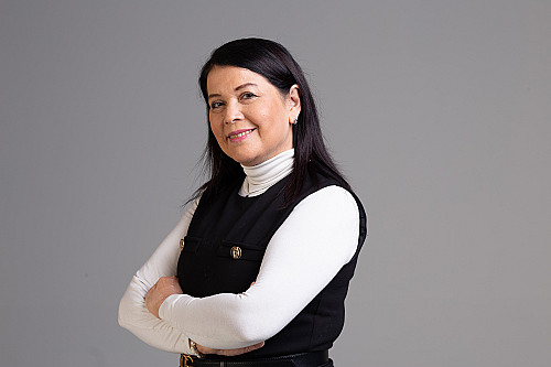 Is grensoverschrijdend gedrag in onze cultuur genormaliseerd? Vrouwelijke CFO doet een boekje open over diversiteit in de zakenwereld.